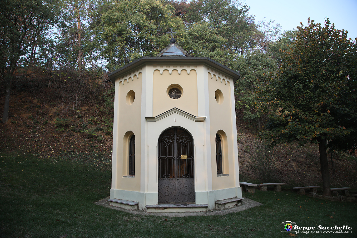 VBS_0874 - I Piloni della Via Crucis del Sacro Monte di Montà d'Alba.jpg